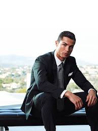 Cristiano ronaldo con traje y corbata sentado en una banca fina con un fondo blanco